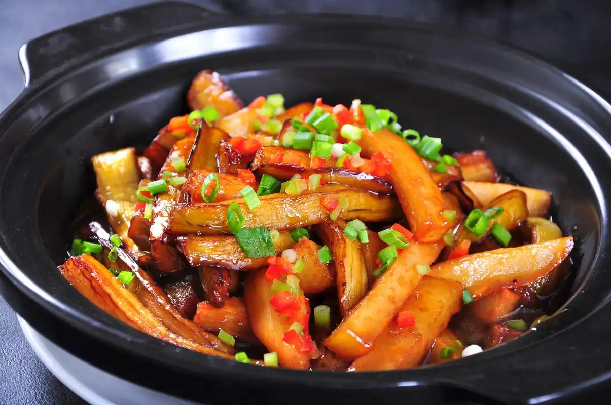 咸鱼茄子煲是一道经典的家常菜品,制作简单,食材常见.