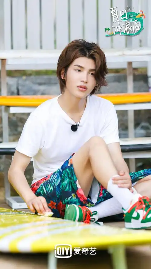 justin黄明昊首张正规专辑《18》成绩喜人 ,常驻多个综艺节目