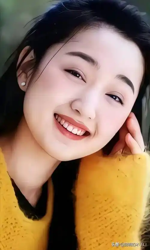 杨钰莹终究是老了,在美颜下看似年轻,但身材却暴露了真是年龄!