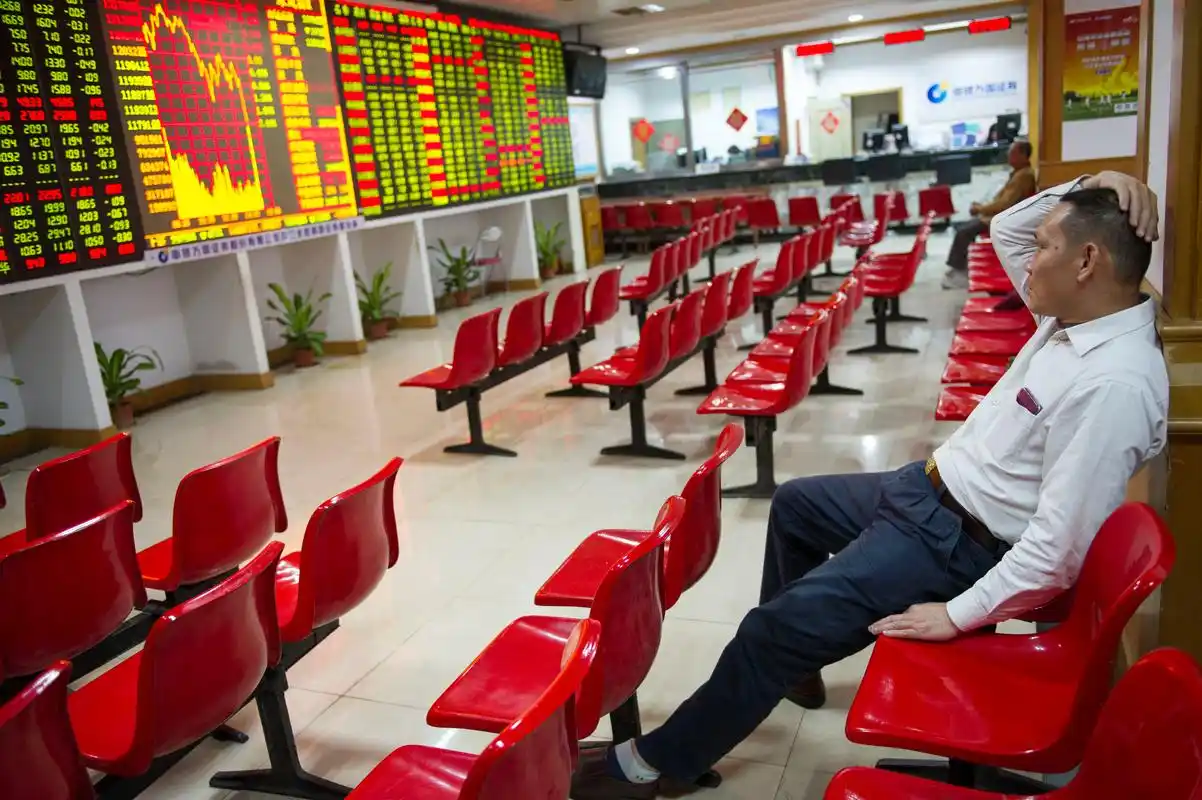 1月13日,海口某证券交易大厅的股民关注大盘走势.