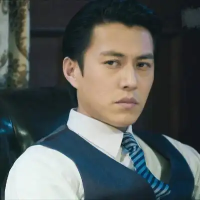 靳东 读你千遍不厌倦,读你的故事像三月……初见明楼,是在那个夏末