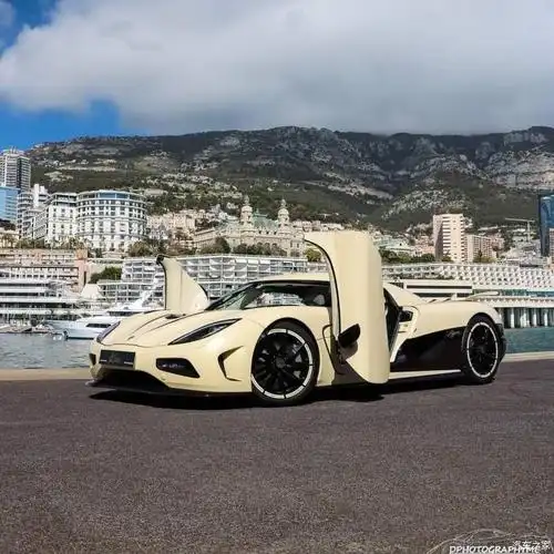 经典摩纳哥背景下的柯尼塞格gera r