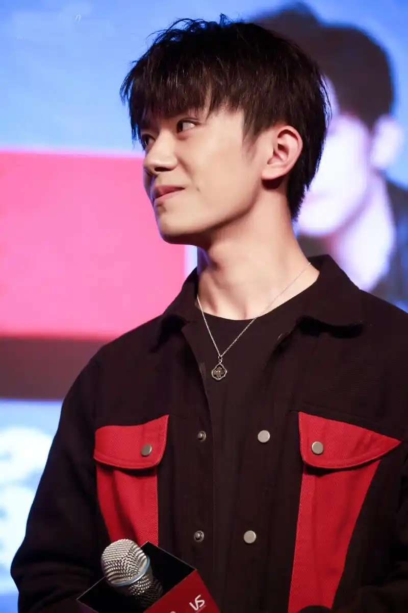 易烊千玺活动帅照网友看到后,纷纷评论道:"大佬的三连拍真的太可爱啦