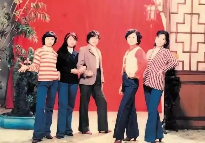 喇叭裤叉腰女团了解一下?