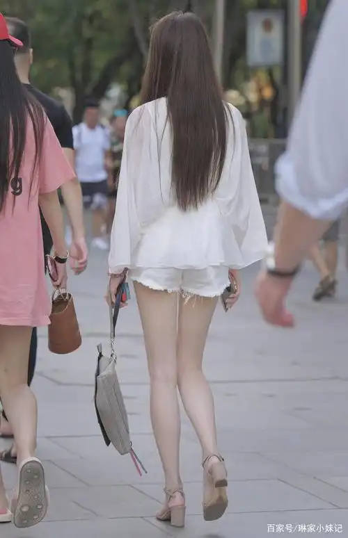 美女细腰丰臀,不同类型的背影,你更喜欢哪一个?