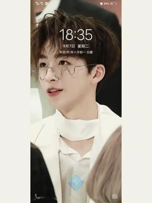 可爱帅气的洛洛~#何洛洛  #r1se  #壁纸  #今日壁纸  #帅哥