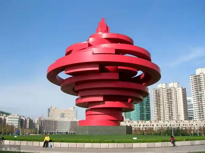 展开全部 这是山东青岛,"五四广场"的标志性雕塑,"五月的风"