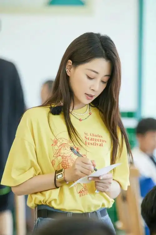 殷桃《中餐厅》新造型,黄t恤搭牛仔裤,戴珍珠项链精致又优雅!