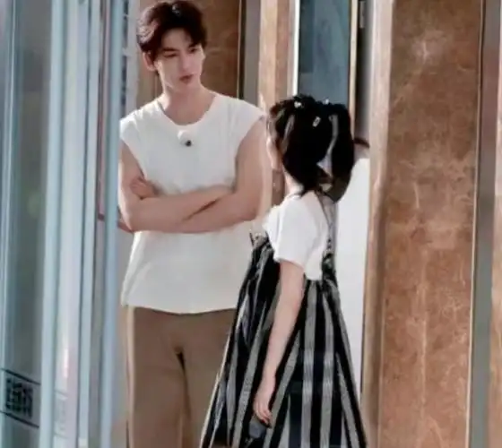 跑男下期路透,白鹿张凌赫被曝恋情后首同框,小动作暴露真实关系