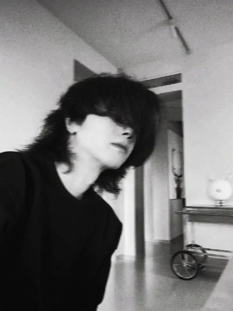 华晨宇更博晒长发狼尾自拍 清晨的颜值暴击简直帅不活了!