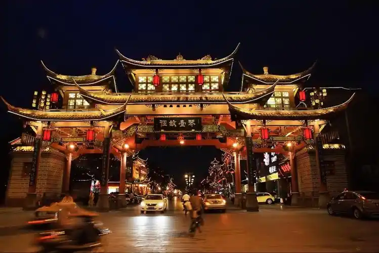 于是,带着自己的臆想,我踏入了四川,成都.