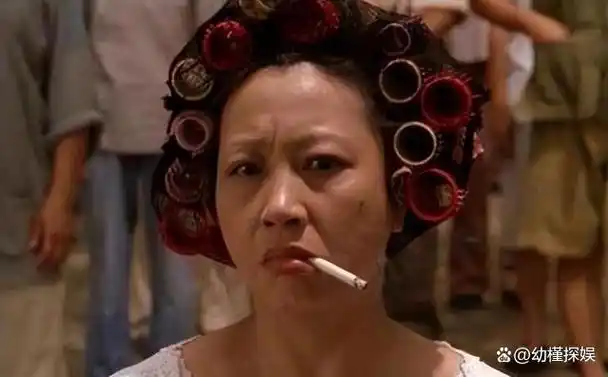 于是就有了这个经典的"包租婆暴揍周星驰"这一名场面.