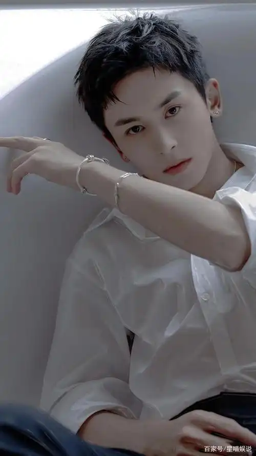 张哲瀚,被发型封印的高颜值男神!