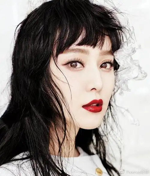 19年明星都爱的最火"法式刘海",优雅显脸小,还是减龄神器?