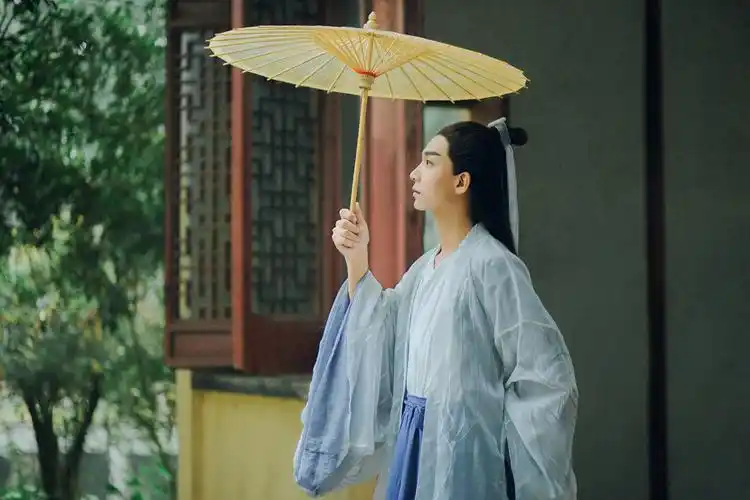 标题:汉服青衣小哥