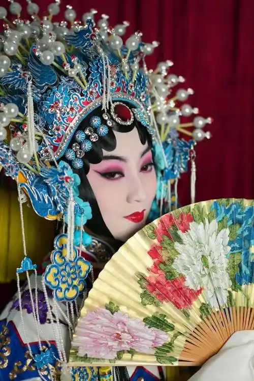 原来京剧人也可以这么时尚年轻的果小菁让我们知道台下酷炫生活台上大