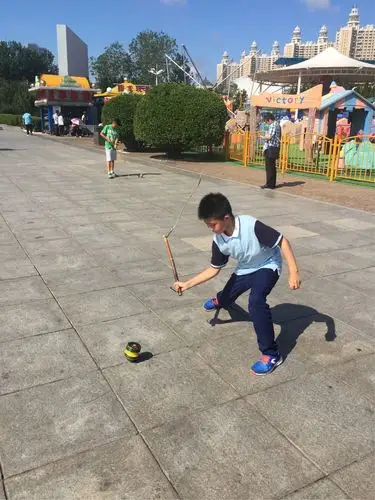 还学会了抽陀螺,很累啊!汗流浃背!