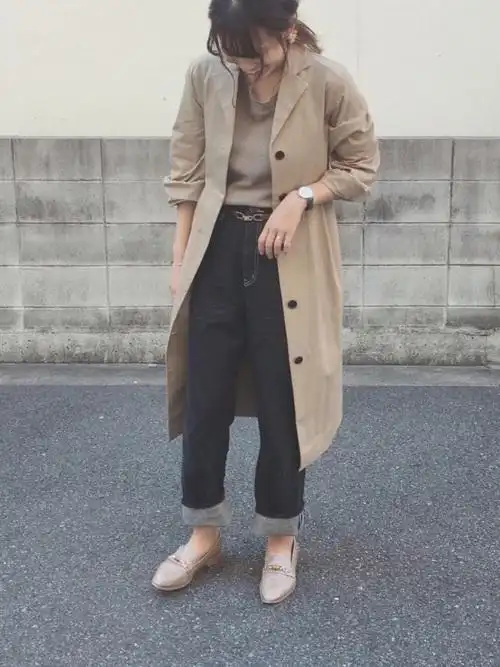 搭配t恤(米色系)的女性时尚穿搭总览