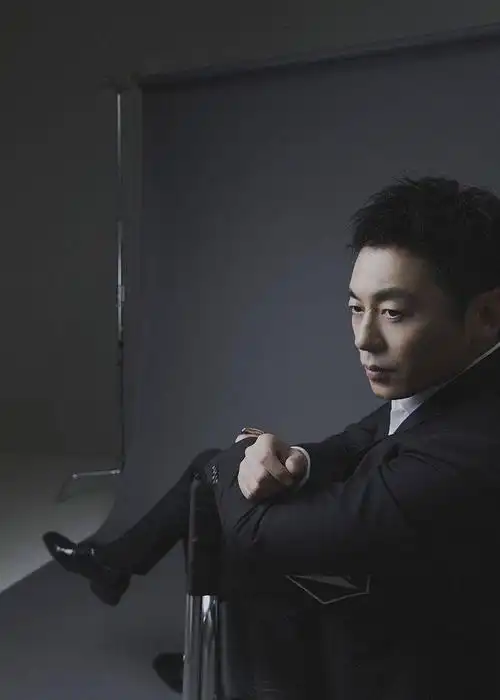朱亚文立体剪裁西装尽显优雅绅士范垂眸沉思氛围感十足