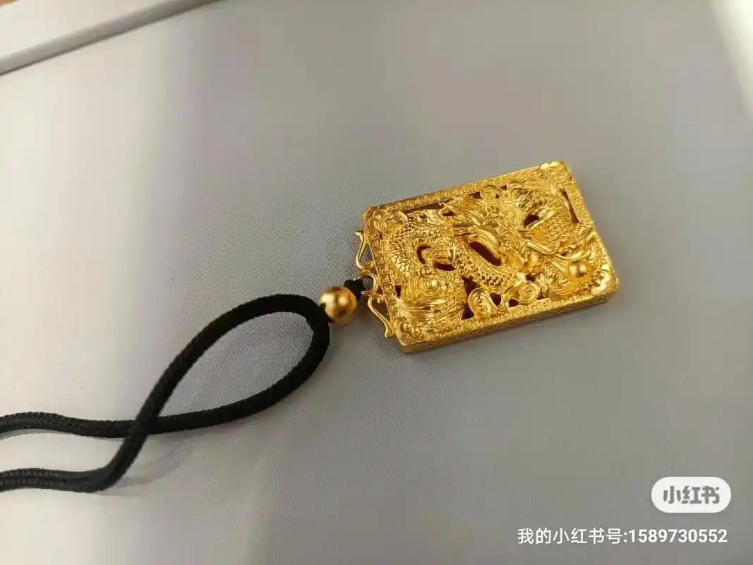 龙牌吊坠.龙象征着祥瑞,与黄金相配亦有权威,地位的象征.佩戴 - 抖音