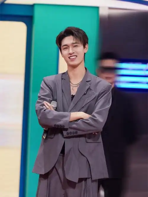 特别是听到女嘉宾询问老秦有没有退圈的想法,秦霄贤毫不犹豫地回答时