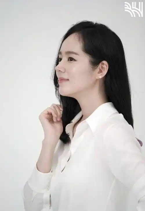 韩佳人近照曝光,身穿浅蓝色方领连衣裙恬静优雅,惊现"幸福肥"_五官