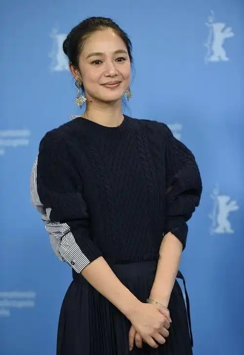 姜文老婆的时尚看不懂穿一身深蓝色真清纯但短靴配红袜显腿短