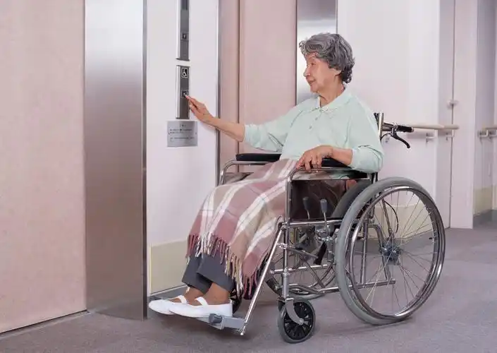 坐轮椅的中老年人图片第13张