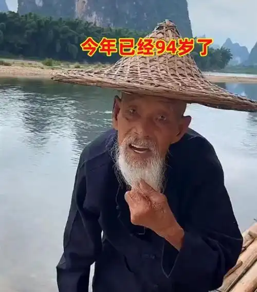 20元背面的94岁老爷爷每天江边和游客拍照只为给中风老伴买药