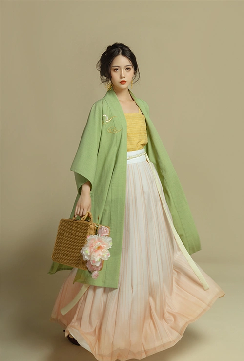 与春有染非常适合春季的宋制汉服