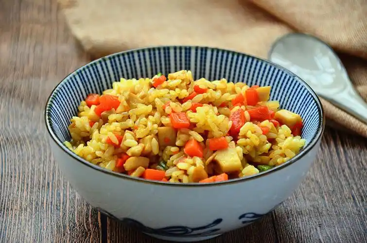 吃不完的剩米饭别浪费,做一份简单快手的咖喱炒饭,色香味俱全