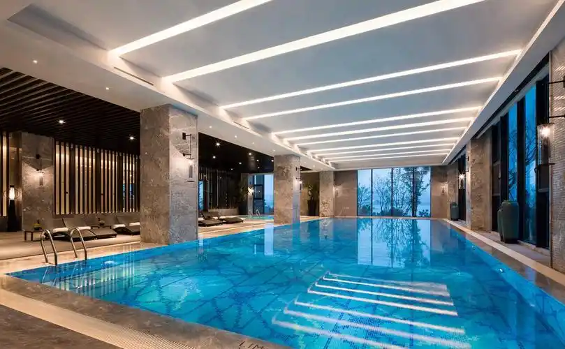 5米深的泳池带有自然采光,常年恒温28摄氏度,桑拿及蒸汽房等高端设施