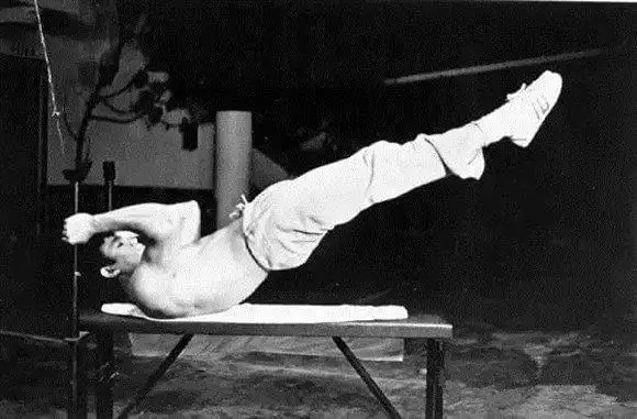 李小龙六块腹肌酷似蝙蝠凶似眼镜蛇