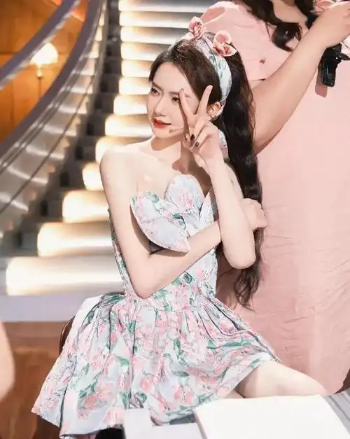 戚薇高跟美腿迷人写真