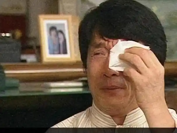 白发,眼神无光,成龙现状令人唏嘘,但还有更糟糕的事情仍在发生