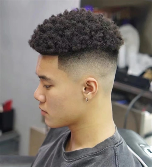 炫酷时髦的黑人烫,高级感复古摇滚范发型,谁剪谁帅的那种.