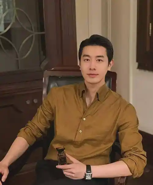 40岁的中年帅气大叔单月涨粉百万,打破大家对中年油腻的固有印象_男人