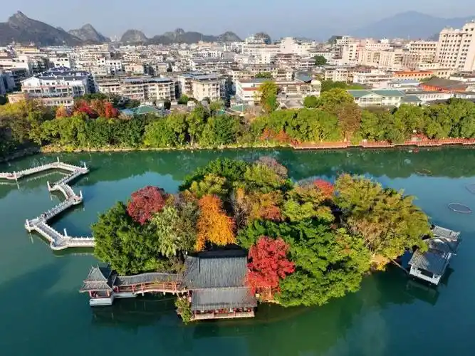 全国人大环境与资源保护委员会原主任委员曲格平在游览两江四湖景区后