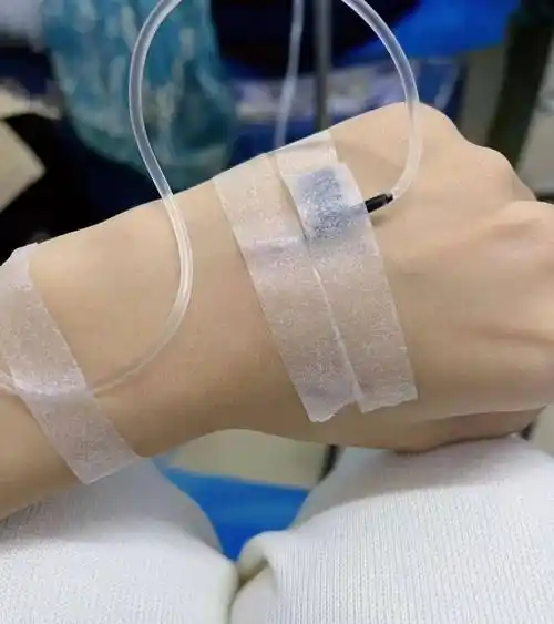 有一个男生也在打点滴,她女朋友在照顾他,嘘寒问暖,帮他倒水喂东西吃