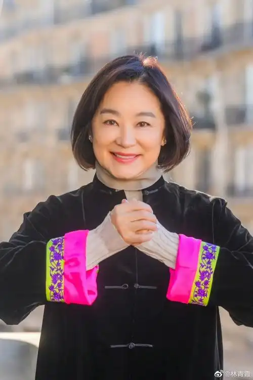 69岁林青霞再获大奖!撞伤肋骨后久违现身,身材圆润气质动人
