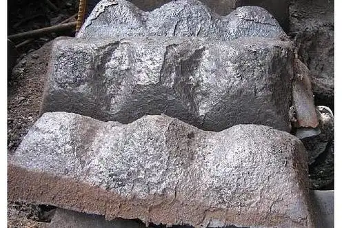 又叫做热压块,热压铁块,热压块铁.属于危险物品,具有自燃的特性. /p>