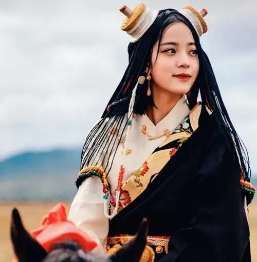 欧阳娜娜在藏族婚礼上当伴娘 本人与民族服饰适配度极高|欧阳娜娜