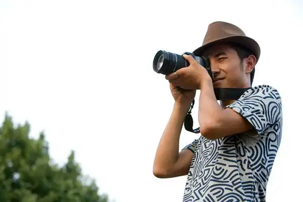 拍照片的年轻男孩