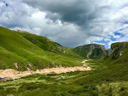 蜿蜒曲折的山路