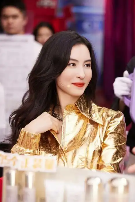 张柏芝惊喜亮相贾乃亮直播间 身着金色皮衣迷人亮眼_见文_第一视频