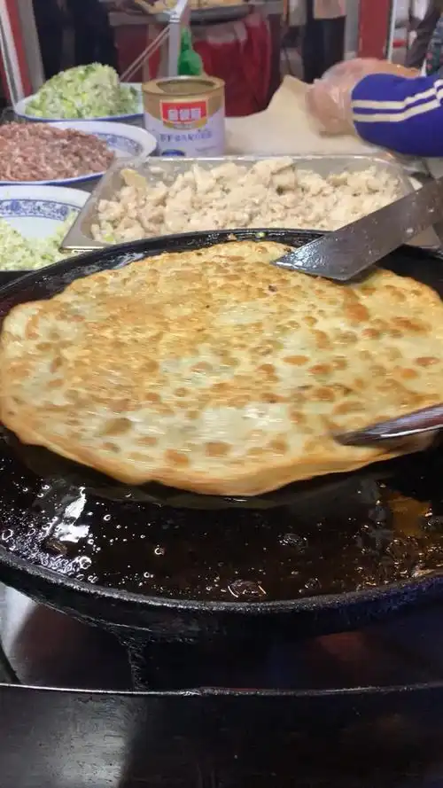 羊肉炕馍,以前都是穷人家吃的,那时候叫做羊油炕馍,是没有肉的,现在有