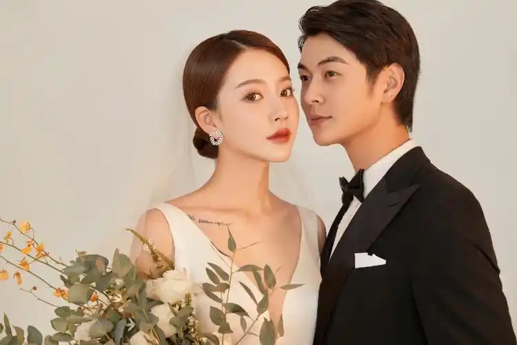 客片分享高级耐看的室内简约婚纱照