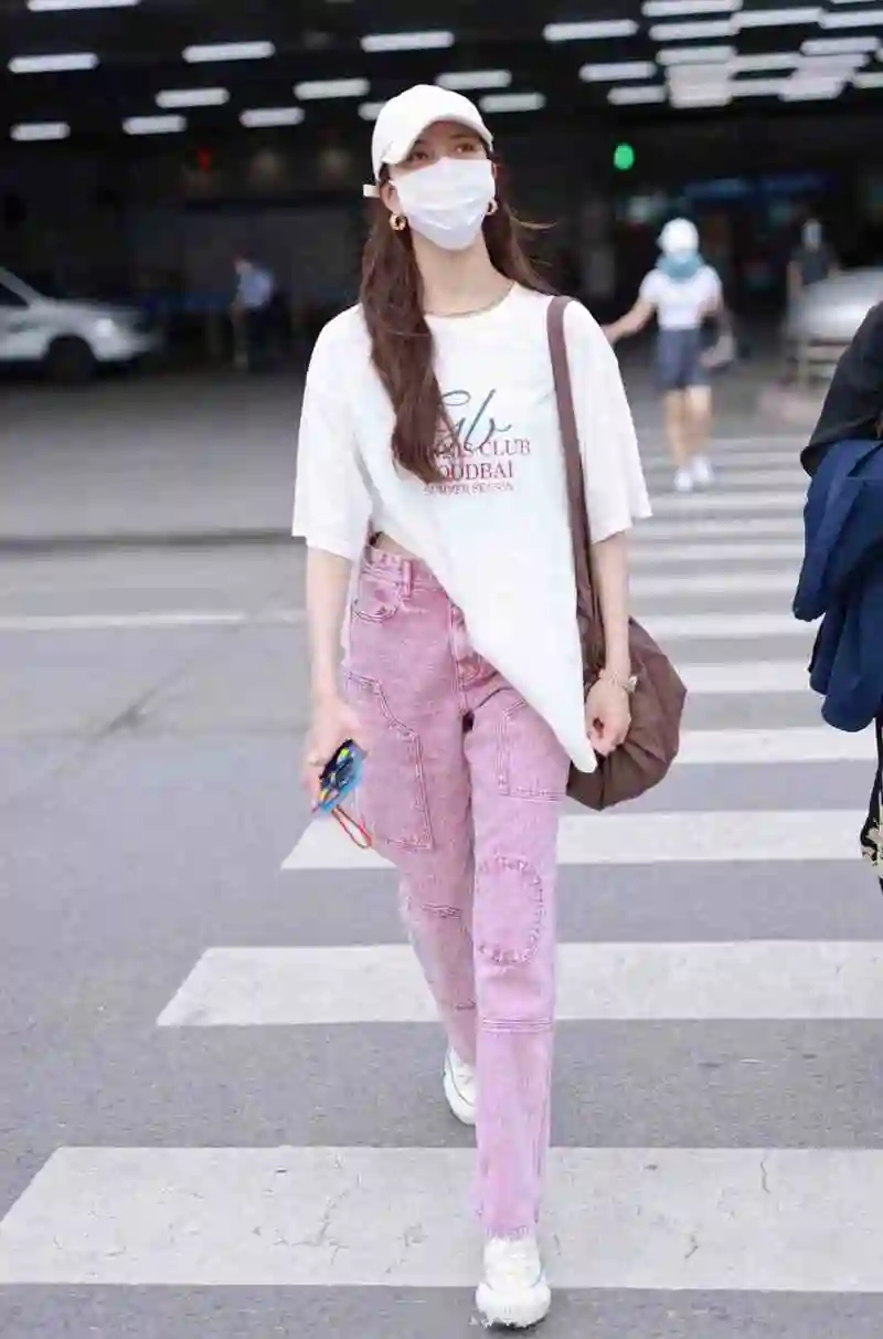 宋妍霏夏日酷飒可爱穿搭,短袖t恤 粉色直筒牛仔裤,清爽休闲