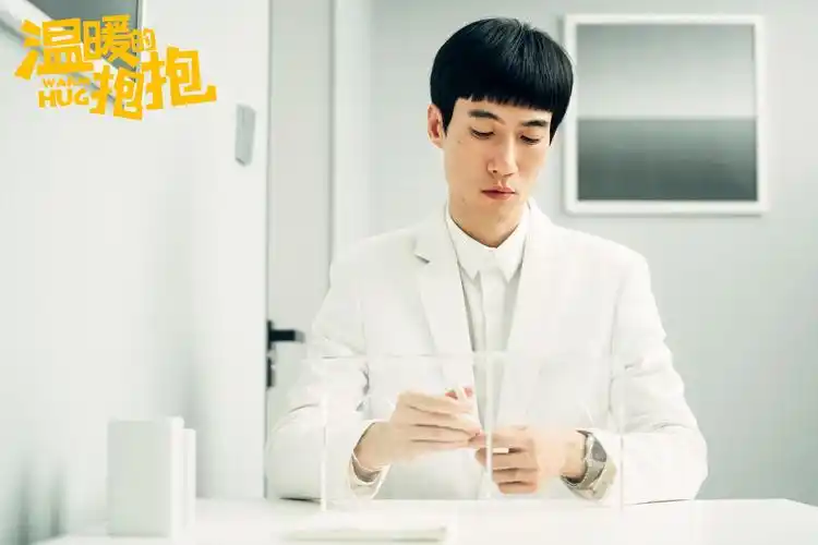 电影《温暖的抱抱》讲述的是强迫症男孩鲍抱(常远饰)与率真女孩宋温暖