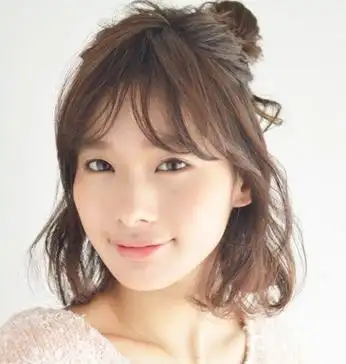 展开全部 齐肩短发怎么扎简单好看呢,对于喜欢短发的妹子们来说一款